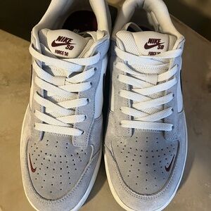 Nice Nike tennis shoe, great condition